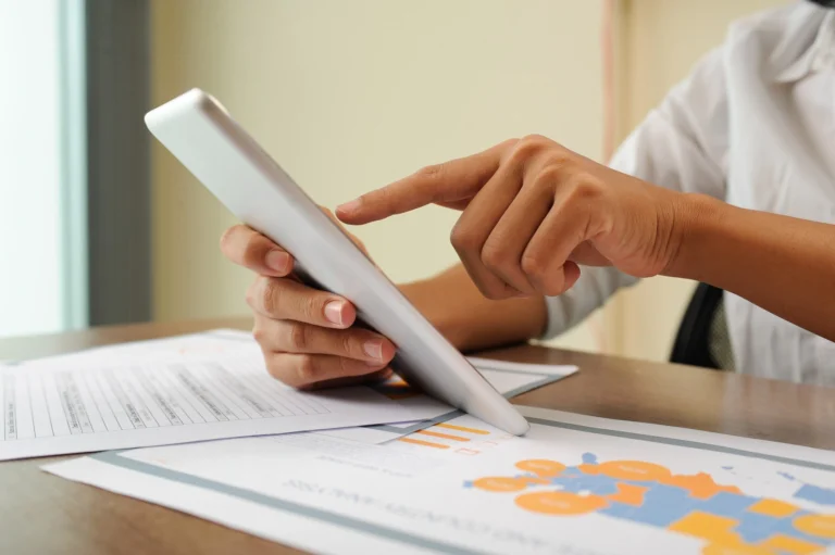 closeup-person-holding-using-tablet_1262-14860